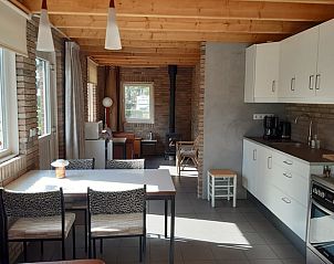 Ruime keuken en eetruimte in Huisje in Doornspijk, een vakantiehuis op de Veluwe, Gelderland.