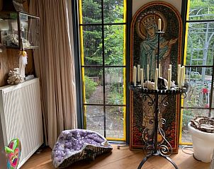 Sfeervolle hoek met kaarsen in Huisje in Doornspijk, vakantiewoning op de Veluwe.