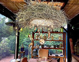 Rustieke decoratie op terras van Huisje in Doornspijk, vakantiehuis op de Veluwe.