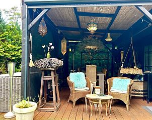 Buitenterras met zitje in Huisje in Doornspijk, vakantiewoning op de Veluwe, Gelderland.