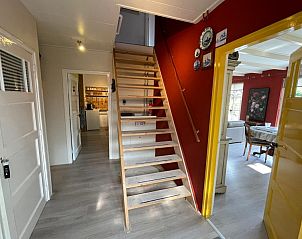 Binnenruimte van het leukste vakantiehuisje in Wapenveld, Veluwe met trap en gezellige inrichting.