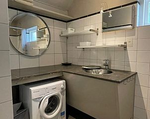 Moderne badkamer van het leukste vakantiehuisje in Wapenveld, Veluwe met wasmachine en wastafel.