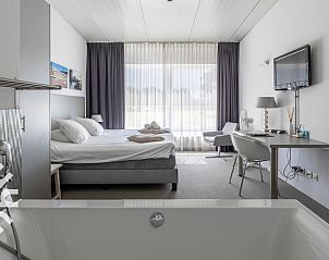 Moderne keuken in vakantiehuis DG123 Teuge Veluwe met koffiemachine en glaswerk.