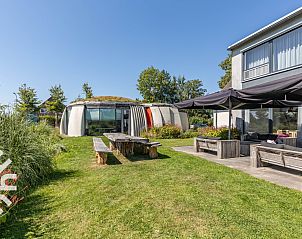 Stijlvolle badkamer in DG123 vakantiehuis Teuge Veluwe met wastafel en spiegel.