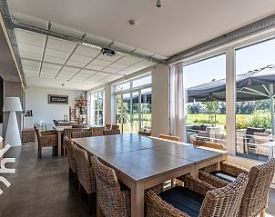 Moderne toiletruimte in vakantiehuis DG123 Teuge Veluwe met bloemmotief tegels.