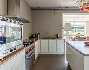 Ruime douche en wastafel in DG123 vakantiehuis Teuge Veluwe voor luxe verblijf.