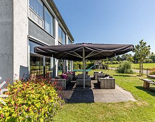 Slaapkamer in DG123 vakantiehuis Teuge Veluwe met serene decoratie en kunst.