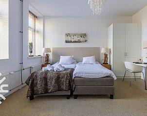 Vergaderruimte in DG123 vakantiehuis Teuge Veluwe met ronde tafel en veel licht.