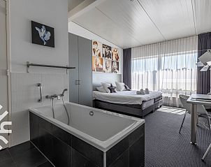 Ruime keuken in DG123 vakantiehuis Teuge Veluwe met kookeiland en moderne apparatuur.