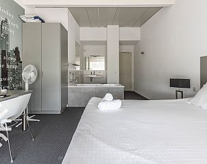 Praktische wasruimte in DG123 vakantiehuis Teuge Veluwe met wasmachine en droger.