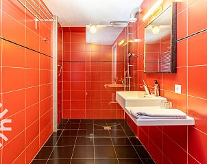 Vooraanzicht van DG123 vakantiehuis in Teuge Veluwe met groene omgeving.