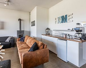 Romantische slaapkamer in DG123 vakantiehuis Teuge Veluwe met bloemenmotief.