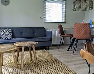 Binnenruimte vakantiehuisje in Lieren, Veluwe, met moderne meubels en natuurlijke lichtinval.