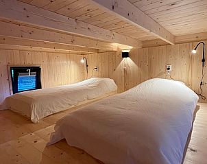 Slaapkamer met houten afwerking in Vakantiehuisje in Lieren, Veluwe.