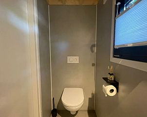 Compact toilet in Vakantiehuisje in Lieren, Veluwe, Gelderland.