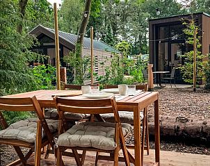 Buiten dineren bij Vakantiehuisje in Lieren, omgeven door natuur.