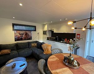 Stijlvolle woonkamer van Huisje in Lieren met open keuken, Veluwe, Gelderland.