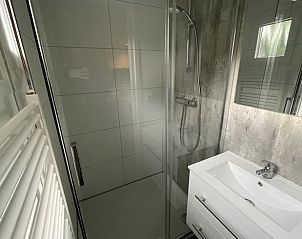Moderne badkamer in vakantiehuis Huisje in Lieren met douche, Veluwe, Gelderland.