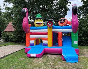 Springkussen bij Huisje in Lieren voor kinderen, Veluwe, Gelderland.