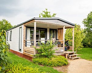 Veranda van Vakantiehuis in Lieren, Veluwe, Gelderland met uitzicht op groene tuin.