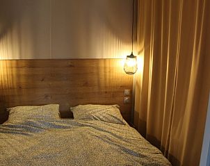 Sfeervolle slaapkamer in Vakantiehuis in Lieren, Veluwe, Gelderland met warme verlichting.