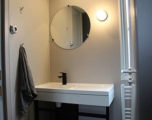 Moderne badkamer in Vakantiehuis in Lieren, Veluwe, Gelderland met stijlvolle wastafel.