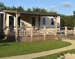 Huisje in Lieren op de Veluwe met houten veranda en uitzicht op groene omgeving in Gelderland.