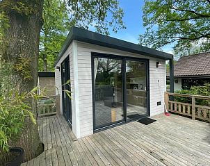 Moderne veranda van Vakantiehuis in Lieren, Veluwe, Gelderland, omgeven door groen en rust.