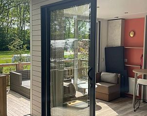 Binnenruimte van Vakantiehuis in Lieren, Veluwe, Gelderland met lichte inrichting en uitzicht op terras.