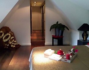 Luxe slaapkamer in Veluwse Logeerboerderij vakantiehuis, Laag Soeren, met moderne inrichting en uitzicht op de Veluwe.