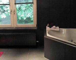 Moderne badkamer met jacuzzi in Veluwse Logeerboerderij vakantiehuis, Laag Soeren, ideaal voor ontspanning op de Veluwe.
