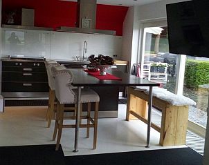 Moderne keuken in Veluwse Logeerboerderij vakantiehuis, Laag Soeren, met eetbar en uitzicht op de Veluwe.