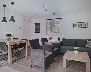 Moderne woonkamer in vakantiehuisje in Laag Soeren, Veluwe, met comfortabele zithoek en eethoek.