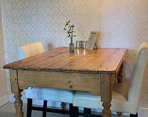 Rustieke eettafel in Vakantiehuis Laag Soeren, Veluwe met sfeervolle decoratie.