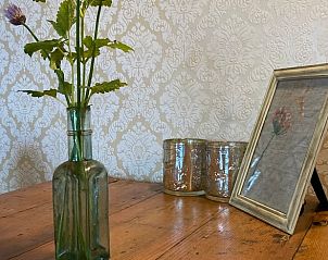 Detail van bloemenvaas in Vakantiehuis Laag Soeren, Veluwe met vintage uitstraling.