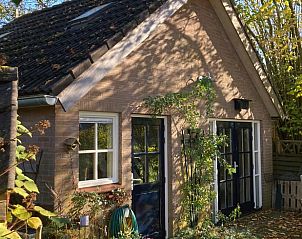 Buitenkant van Vakantiehuis in Laag Soeren, Veluwe met groene omgeving.