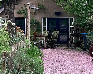 Romantisch tuinpad bij Vakantiehuis in Laag Soeren, Veluwe met bloesem.