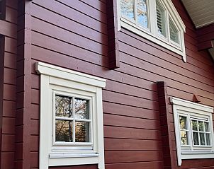 Kenmerkende houten gevel van Boshuis Denne, vakantiehuis in Bennekom, Veluwe, Gelderland met landelijke charme.