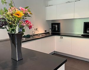 Ruime keuken van Huisje in Bennekom met bloemen en moderne inrichting op de Veluwe, Gelderland.