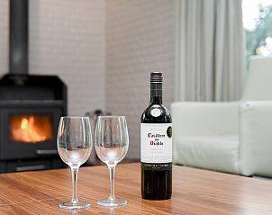 Flessen wijn en glazen in Coldenhove 10-persoons bungalow, Eerbeek, Veluwe, Gelderland.