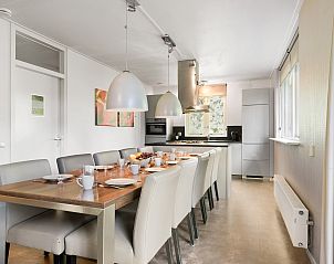 Moderne keuken in Coldenhove 10-persoons bungalow, Eerbeek, Veluwe, Gelderland.