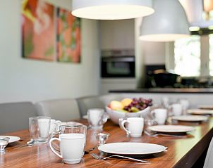 Buitenterras met tuinmeubilair bij Coldenhove bungalow, Eerbeek, Veluwe, Gelderland.