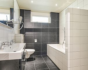 Luxe badkamer met vrijstaand bad in Coldenhove bungalow, Eerbeek, Veluwe, Gelderland.