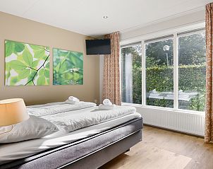 Vrijstaand bad met handdoeken in Coldenhove bungalow, Eerbeek, Veluwe, Gelderland.