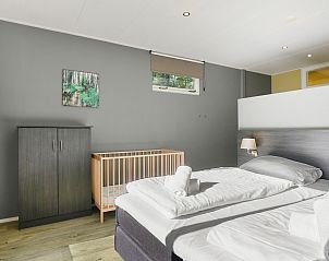 Slaapkamer met twee eenpersoonsbedden in Coldenhove bungalow, Eerbeek, Veluwe, Gelderland.