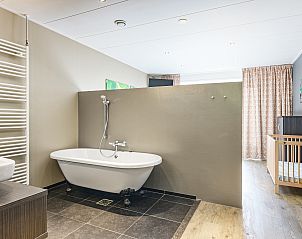 Slaapkamer met uitzicht in Coldenhove bungalow, Eerbeek, Veluwe, Gelderland.