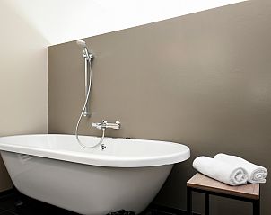 Moderne badkamer met douche in Coldenhove bungalow, Eerbeek, Veluwe, Gelderland.