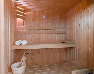 Badkamer met glazen douchecabine in Coldenhove bungalow, Eerbeek, Veluwe, Gelderland.