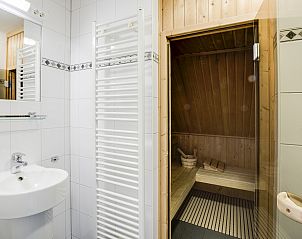 Ruime zithoek in Coldenhove vakantiehuis, Eerbeek, Veluwe met moderne kunst aan de muur.