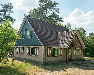 Toegankelijke badkamer in Coldenhove bungalow, Eerbeek, Gelderland met douche en toilet.